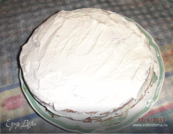 Торт сверху и по бокам смазать  остав.взбитыми сливками.Торт для украшения можно посыпать молотыми орешками,или сделать различные узоры с помощью взбитых сливок.