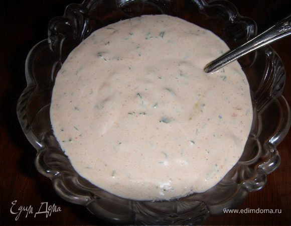 Приготовление соуса 1: смешать майонез с кетчупом. Добавить по вкусу чили.
Добавить коньяка, красной икры, зелени. Все перемешать.
