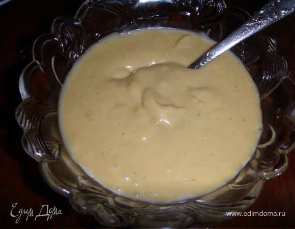 Приготовление соуса 2: Вино, горчица, эстрагон  все перемешать и немного уварить. 
Отдельно подсушить в небольшом  казанке муку. Затем добавить сливочное масло и хорошо перемешать, чтоб масса стала однородной. Добавить сливки 100 гр и довести до кипения непрерывно помешивая, дать массе загустеть. Остудить. Влить винную смесь, перемешать.
Отдельно взбить желток с с 50 гр сливок и влить в соус.
