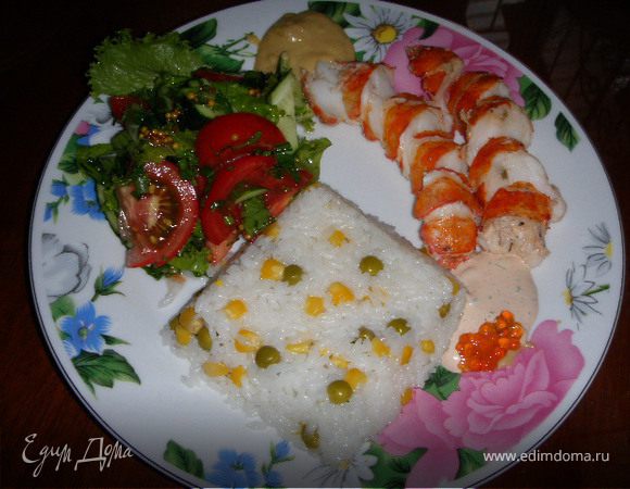 На гарнир можно подать салат, и рис отваренный на пару . Для большего вкуса и цвета в готовый рис добавляют консервированный горошек и кукурузу.
 
