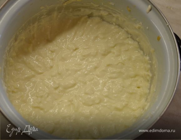 Духовка на 170 С. Отделить желтки от белков и взбить желтки с сахаром и ванильным сахаром. Творог взбить со сметаной, добавить натертое яблоко и взбитые яйца к творогу, добавить изюм.