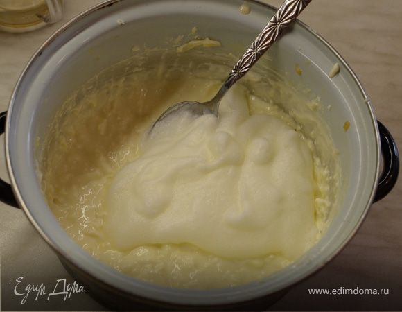 Взбить белок в стойкую пену и смешать с творожной массой. 