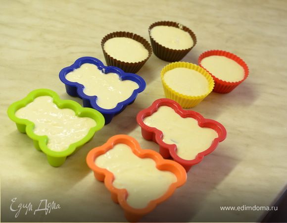 Смазать формочки сливочным маслом, выложить в них массу и выпекать  30 мин. 