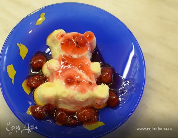 Можно сделать соус. Для соуса я смешала красную смородину с сахаром, добавила порезанную клубнику, щепотку корицы и проварила 3 мин.
