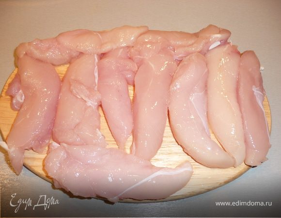 Грудки нарезаем на порционные кусочки толщиной примерно 3 см. Складываем в глубокую посуду, солим, перчим, выжимаем сок из лайма.