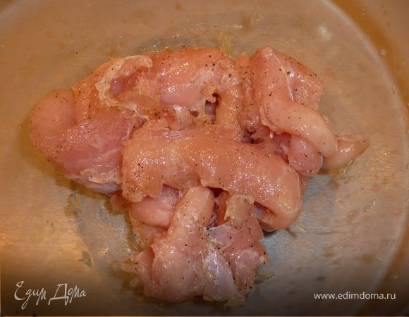 Перемешиваем и оставляем мариноваться на 20–25 минут.