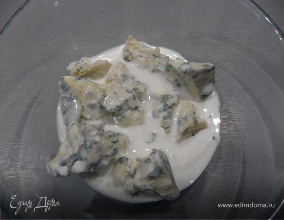 За это время готовим соус: сыр с голубой плесенью разламываем на небольшие кусочки, складываем в пиалу и заливаем сливками. Оставляем минут на 5–7, чтобы он чуть размок, и начинаем потихоньку разминать вилкой, периодически оставляя на минутку опять настояться. В итоге получится равномерная голубоватая масса, идеально подходящая к таким грудкам! Это очень вкусный соус-выручалочка!