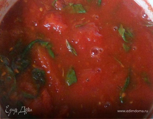 Для соуса соединить томаты, добавить базилик (я не измельчал), соль, другие травы и специи по вкусу (здесь розмарин свежий, тмин), проварить минут 10 на среднем огне, до незначительного уменьшения объема массы. 
