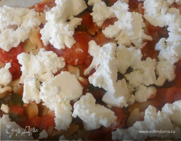 Поверх пасты распределить оставшиеся томатный соус и фету. Запекать 15 минут, поле чего присыпать тертым козьим сыром и отправить в духовку еще на 10-15 минут. Немного остудить и подавать:)