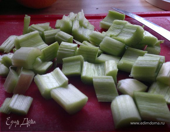 чистим, моем ревень и нарезаем его на не большие кусочки