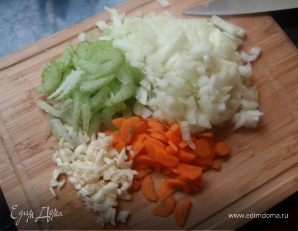 Нашинкуем лук, сельдерей, морковку, измельчим чеснок. И обжарим всё на небольшом количестве масла. Я использую чугунную, японскую сковороду "wok". Очень советую. 