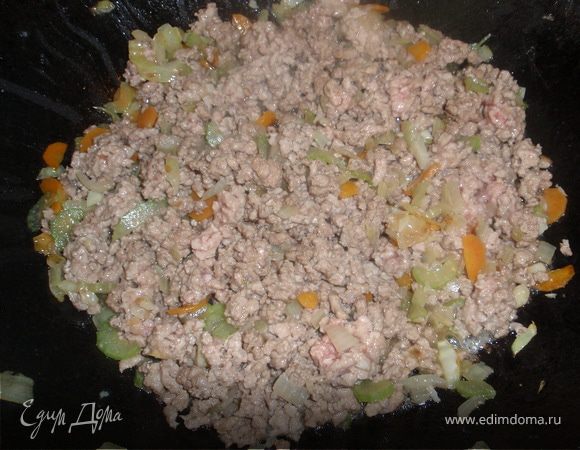 Когда лук стал прозрачным добавим фарш. Первые пару минут нужно помешивать, чтобы фарш получился рассыпчатым.