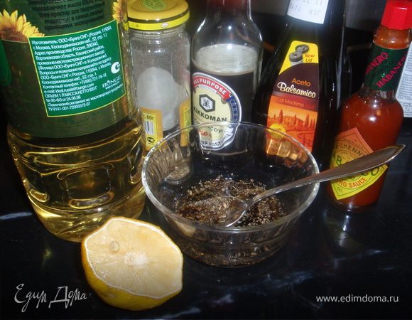 К данному блюдо не нужен гарнир, но салат совсем не помешает. Спешу поделиться с вами своим любимым салатом. Если вы не пробовали подобный салат, обязательно это сделайте.
Итак, смешаем все ингридиенты для соуса.