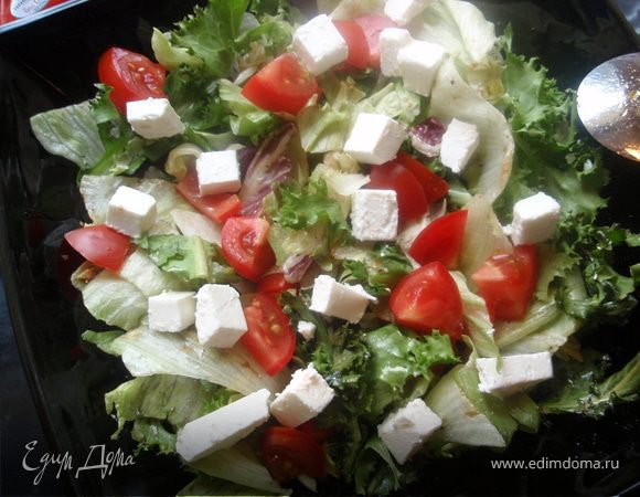 Нарежем помидоры и брынзу и смешаем со свежими травами. Польем все это приготовленным соусом, помешаем и дадим немного настояться.