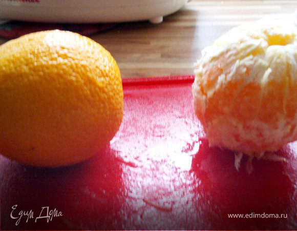 моем апельсины, с одного снимаем кожуру с другого нет