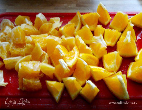 нарезаем апельсинки кусочками, удаляя из него при этом косточки