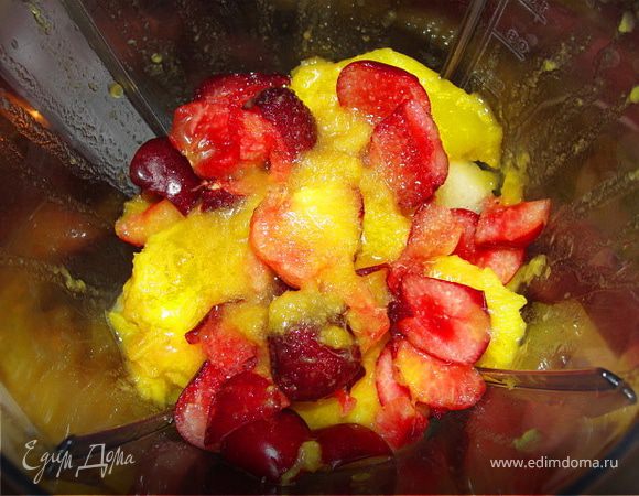 В миксер ложим очищенные и порезанные фрукты, ягодки. Присыпаем сахаром и взбиваем.