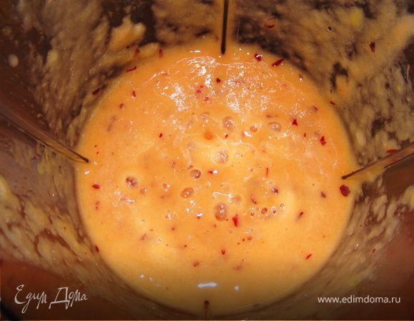 Вливаем молоко и взбиваем тщательно еще раз. Коктейль готов.