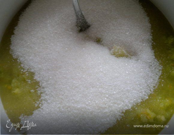 засыпаем сахаром и ставим на огонь