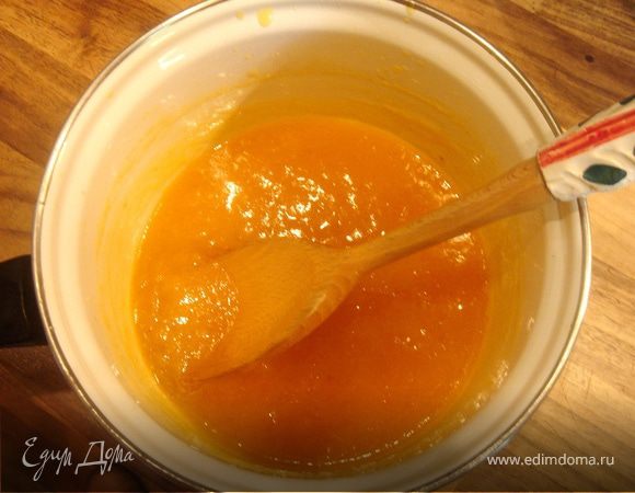 Если у вас не осталось абрикосового джема или варенья,то сварите его сейчас.Для этого понадобится дополнительно 150 гр абрикосов и 150 гр сахара.Из абрикосов удалить косточки и взбить их в блендере вместе с сахаром.Затем пюре поместить в эмалированную(или медную)посуду и довести до кипения на сильном огне,постоянно помешивая.Дать смеси покипеть 3-5 минут.Быстрый джем готов!