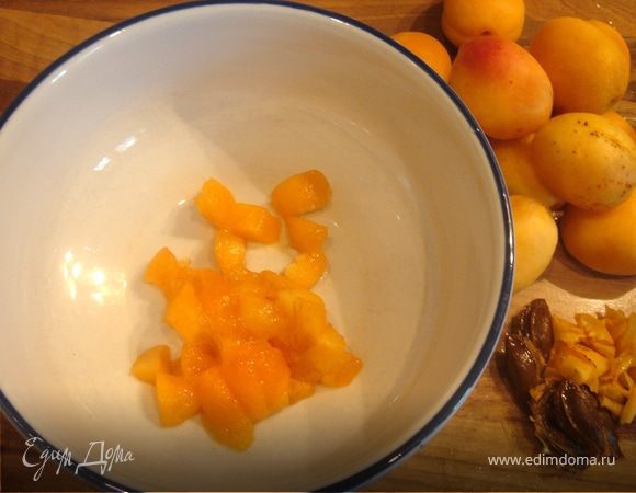 С абрикосов снять шкурку(необходимость этого шага для себя не уяснила,просто выполнила всё по инструкции).Со спелых плодов она снимается очень легко,не очень спелые надо обдать кипятком.Удалить кости и нарезать абрикосы средними кубиками.Добавить к абрикосовым кубикам ок.100 гр джема.