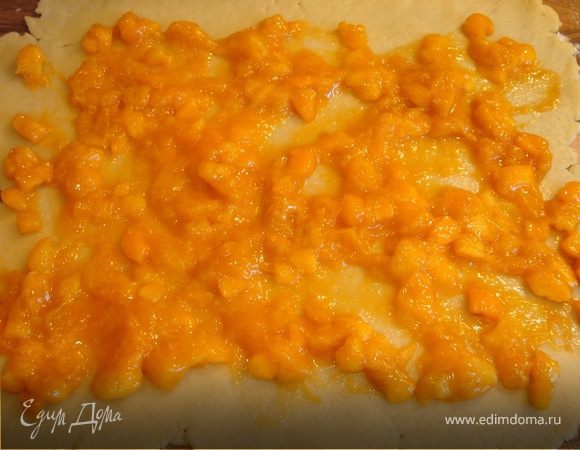 Из муки,сахара,растительного масла,молока,творога(у меня творога не оказалось,я заменила его на мелко тёртый адыгейский сыр),ванилина,соли и разрыхлителя замесить тесто.Тесто получается немного рассыпчатым.Чуть присыпать мукой рабочую поверхность и раскатать на ней тесто в прямоугольник 30х40см.Края могут рваться-это нормально.Выложить на тесто абрикосы.