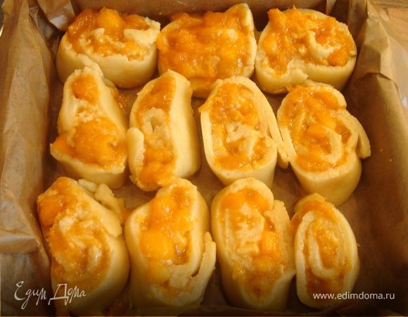 Свернуть тесто в рулет и разрезать его на 10-12 частей.Форму для выпечки(у меня 25х25см)застелить бумагой для выпечки. Выложить в форму кусочки срезом вверх.Абрикосы могут вытекать из рулета и надо разложить их на пироге.Выпекать при t 200*С ок.40 мин.Затем пирог смазать абрикосовым джемом(воспользуйтесь кисточкой) и убрать в духовку на 5-10 минут.Готовый пирог обсыпать чуть обжаренными миндальными лепестками.Приятного аппетита!