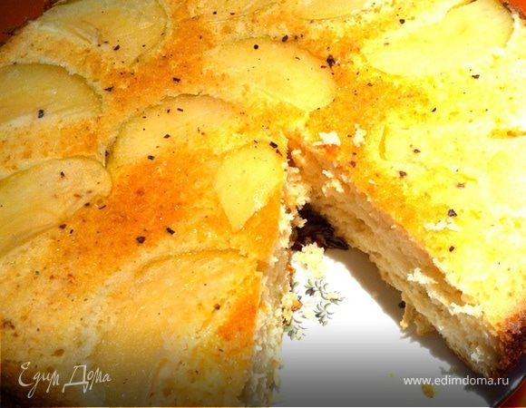 Дно формы посыпать корицей с сахаром, выложить кружочки яблок, опять посыпать корицей и сахаром. Вылить половину теста. Натереть сверху второе яблоко, залить оставшимся тестом.
Выпекать при 180 градусах 35 минут