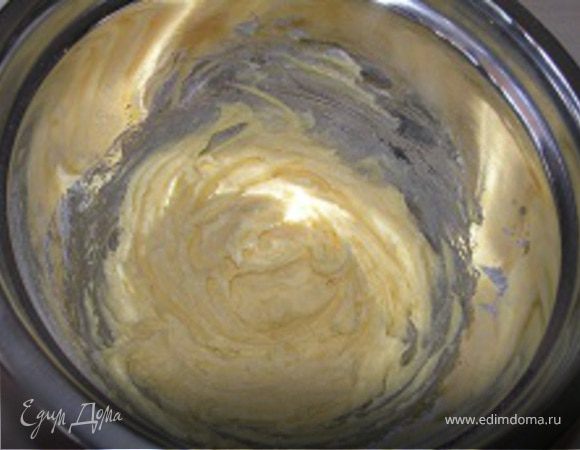 Приготовить основу из песочного теста. Смешать все ингредиенты (муку добавлять в последнюю очередь),  