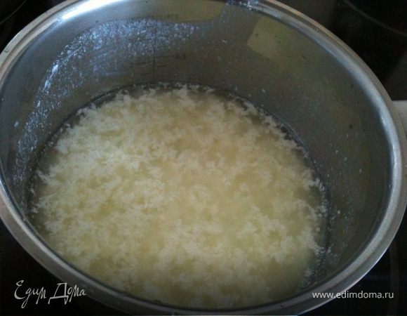 Влить лимонный сок! Сразу же начнут всплывать хлопья - это и есть наш творог!