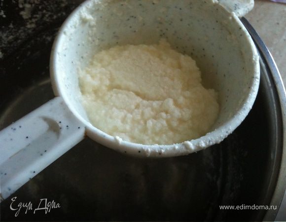 Берем шумовку и снимаем наш творог или откидываем его на дуршлаг и  даем стечь лишней сыворотке!