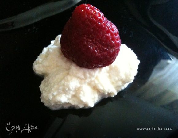 Из полученной сыворотки можно приготовить чудесные блинчики! А творожок скормить любимому чаду или съесть самим! Как скормить чаду Вам подскажет ваша фантазия! Моя малышка сегодня ела с клубникой! Из стакана молока у меня получилось около 50 гр. творога!