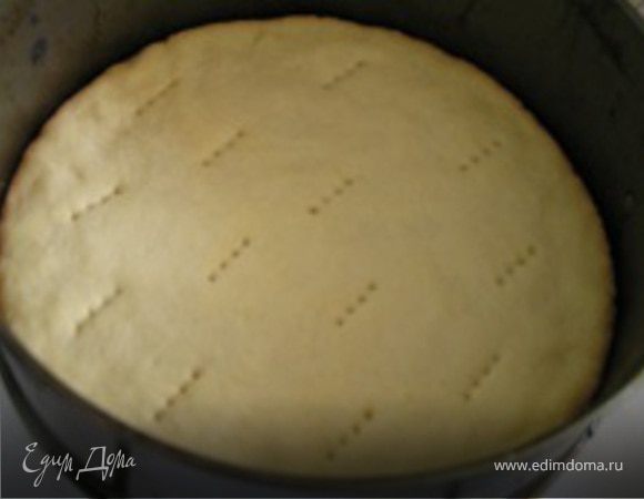 Затем раскатать круг по размеру Вашей формы (у меня Ф18см), проколоть вилкой (чтобы не вздулось) и выпекать в разогретой духовке до 170*С 10 минут.