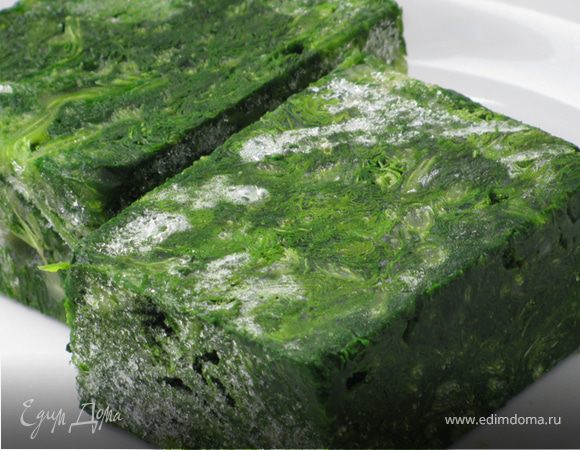 Шпинат разморозить, хорошенько отжать, смешать с яйцом, рикоттой, пармезаном, чесноком, итальянскими травами. Посолить, поперчить. 