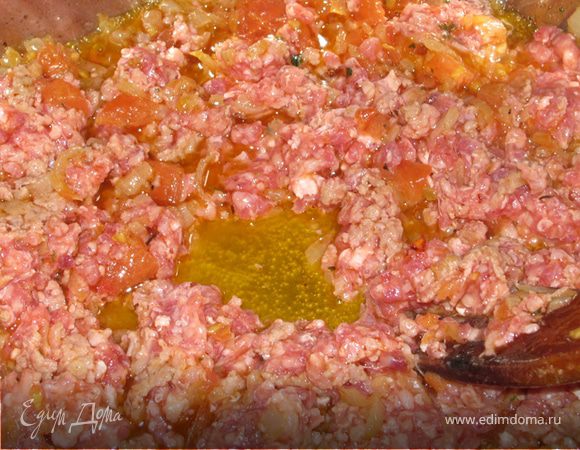 Помидоры ошпарить и удалить кожицу. Лук поджарить до золотистого цвета, добавить нарезанные кубиками помидоры. Все вместе слегка протушить. Добавить мясной фарш, приправы и еще несколько минут подержать на огне, пока фарш не посветлеет.