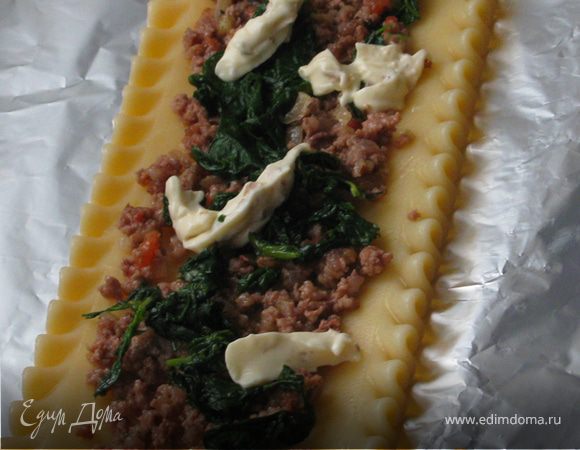 II вариант:
На лист выкладываем мясной фарш, шпинатную начинку, сыр и заворачиваем рулетиком. В стакане воды развести немного томатной пасты и налить на дно формы (5мм - не больше). Сверху рулетики полейте томатным соусом и посыпьте сыром. Плотно накройте фольгой и запекайте в духовке при Т-180*С 40 мин.
