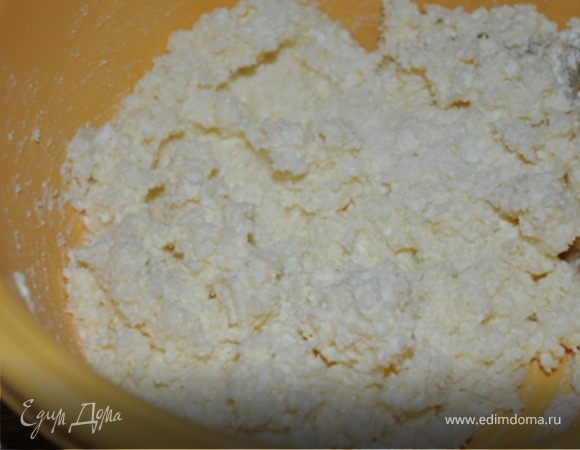 Сначала нужно приготовить шарики.
Творог растереть с сахаром и желтком. Добавить кокосовую стружку и замесить такую массу, чтобы из нее удобно катались шарики.