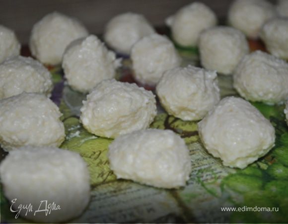 Налепить маленьких шариков и поставить в морозилку на 30 минут.