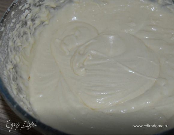 Тем временем приготовить тесто:
взбить масло с сахаром, добавить по одному яйца, белок,сметану, разрыхлитель, муку. Тесто получится чуть гуще, чем сметана.