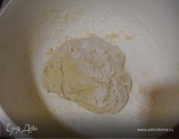 Смешать воду, молоко,сахар, немного прогреть на плите, затем добавить дрожжи.После добавить яйцо, соль и муку.Замесить тесто, тесто должно быть слегка липким.Убрать тесто подходить на 1-1,5 часа.