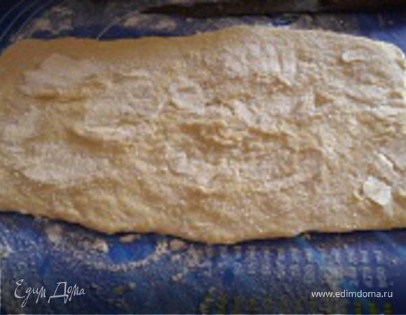 Подошедшее тесто раскатать в прямоугольник толщиной 1-2 см.Смазать пласт маслом, посыпать сахаром.