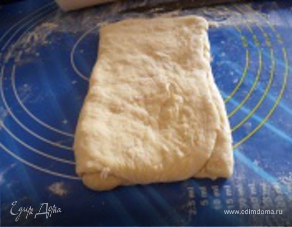 Затем загнуть остальную часть.Получается 3 слоя смазанных маслом.В итоге получается прямоугольник, который нужно еще раз промазать маслом, посыпать сахаром и согнуть пополам, чтобы получился квадрат.Квадрат нужно положить в холодильник на 30 минут.