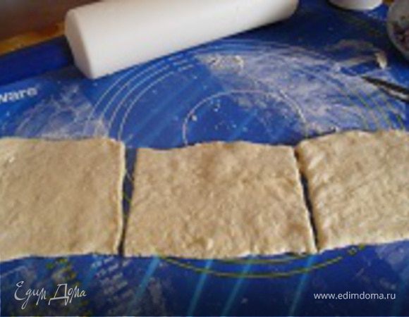 После проделанного, раскатать тесто в пласт толщиной 1 см, нарезать на квадраты 10*10 см.