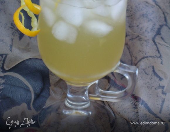 Выдавливаем сок из 1,5 апельсинов и 0,5 лимона. Оставшийся лимон и апельсин нарезаем кружочками и кладем в кувшин. Завариваем зеленый чай, добавляем к нему сахар. В кувшин выкладываем лед и добавляем чай, доливаем минеральной водой без газа и отправляем в холодильник на 10 минут охлаждаться.

Можно смаковать!