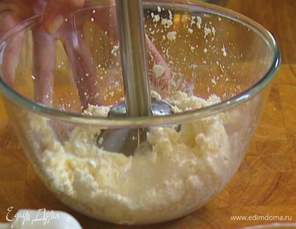 Творог взбить погружным блендером так, чтобы остались небольшие крупинки.