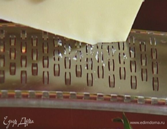 Шоколад натереть на мелкой терке.