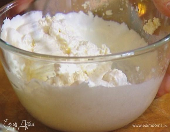 Взбитый творог посолить, добавить сахарную пудру и взбитые сливки, все перемешать.