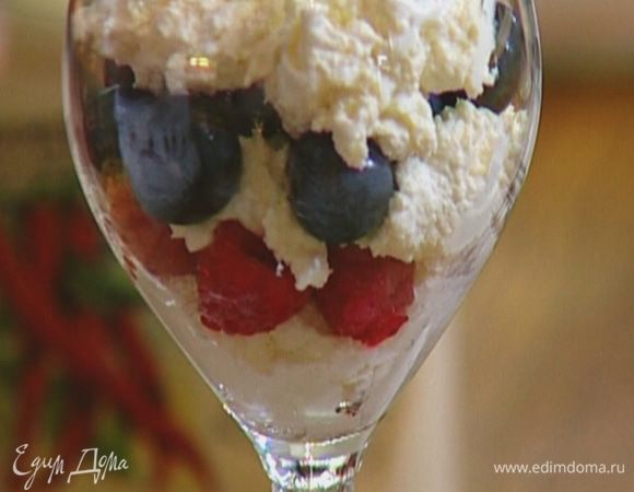 В большие бокалы выложить по 1 ст. ложке творожного крема, ягоды малины, еще немного крема из творога, ягоды голубики и снова творог.  