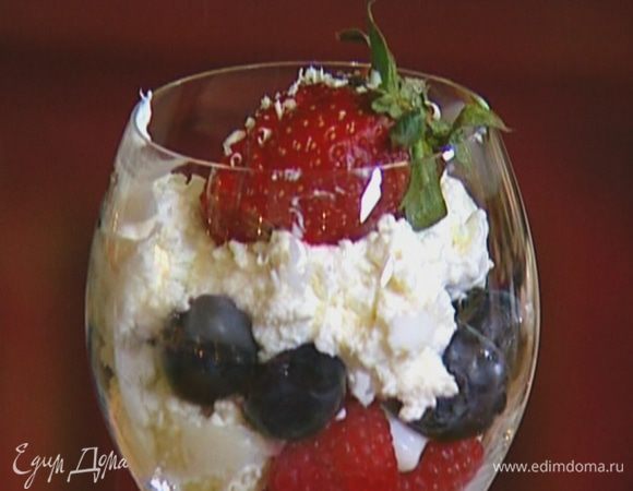 Украсить клубникой, посыпать натертым шоколадом.