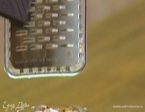 Шоколад натереть на мелкой терке.